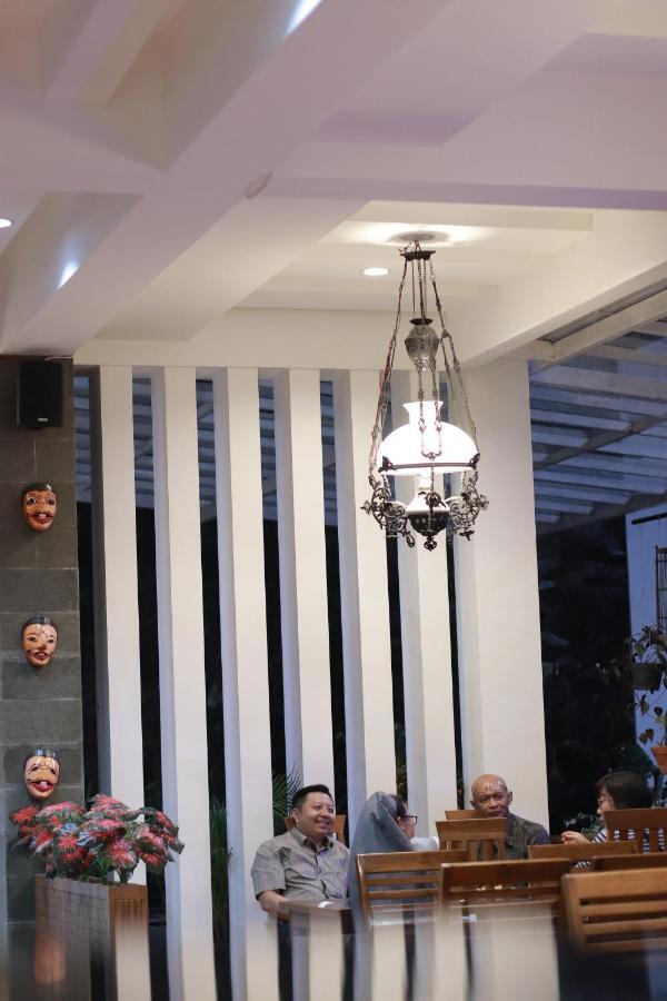 Baratha Hotel & Resto Bondowoso エクステリア 写真
